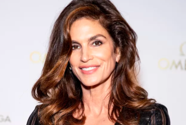 Cindy Crawford Engages in Ridiculous Sauna Video Play with Her "Baby Hairs"