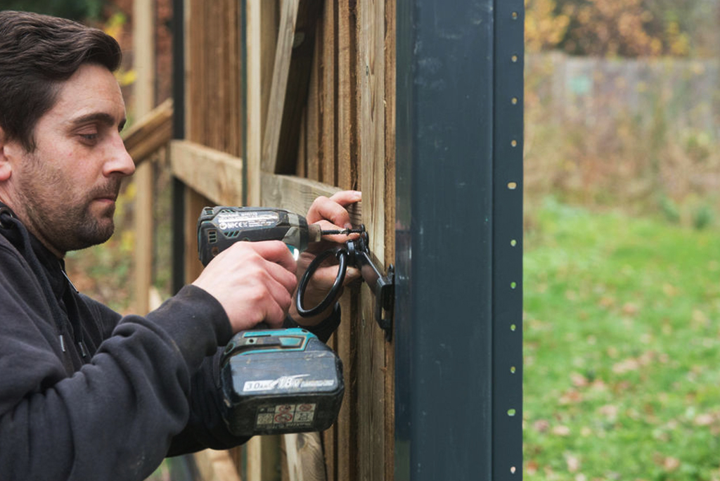 Hiring a Professional Fencing Contractor - The Pros and Cons