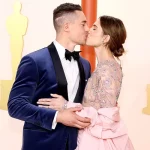Allison Williams, Fiancé Alexander Dreymon Kiss at 2023 Oscars