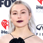 Phoebe Bridgers denounces the "dehumanizing abuse" of fans who "bullied" her on the way to her father's funeral