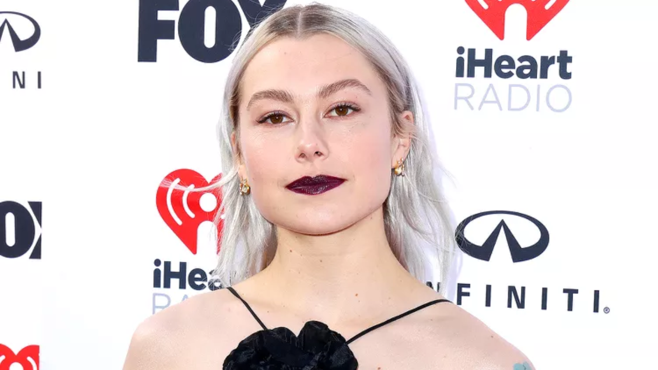 Phoebe Bridgers denounces the "dehumanizing abuse" of fans who "bullied" her on the way to her father's funeral